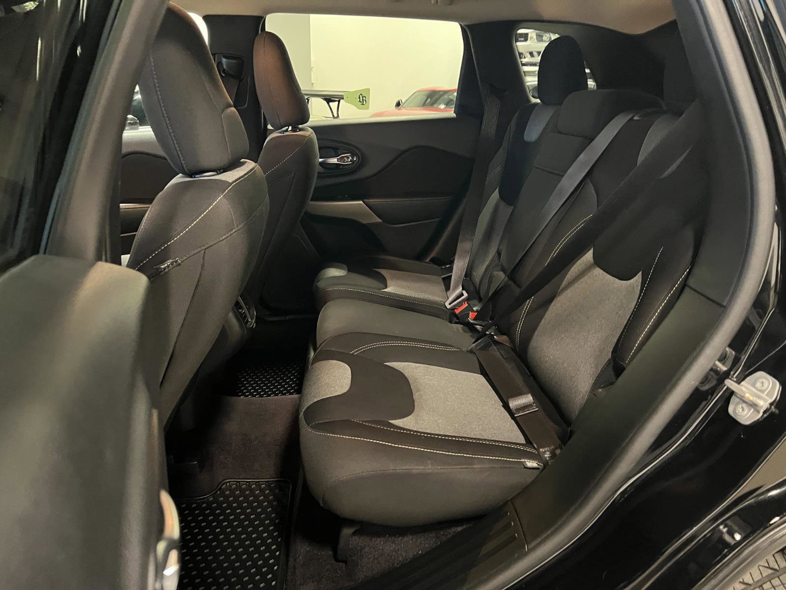 Used 2018 Jeep Cherokee Latitude w/ Cold Weather Group image 26