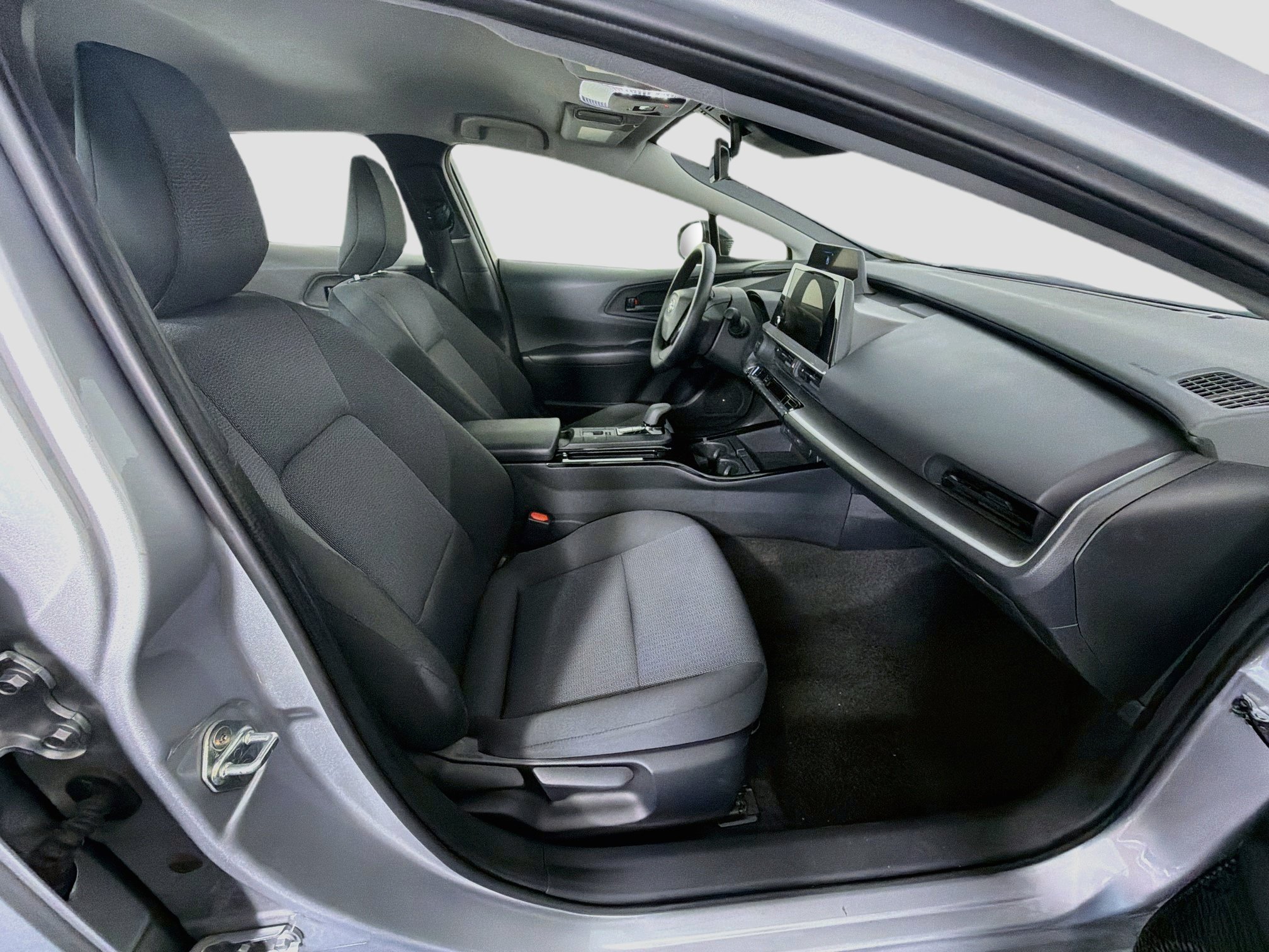 Used 2025 Toyota Prius LE FWD image 31