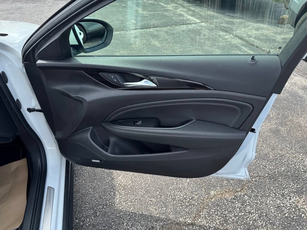 Used 2018 Buick Regal Essence w/ Driver Confidence Package #1 AWD/4WD image 18