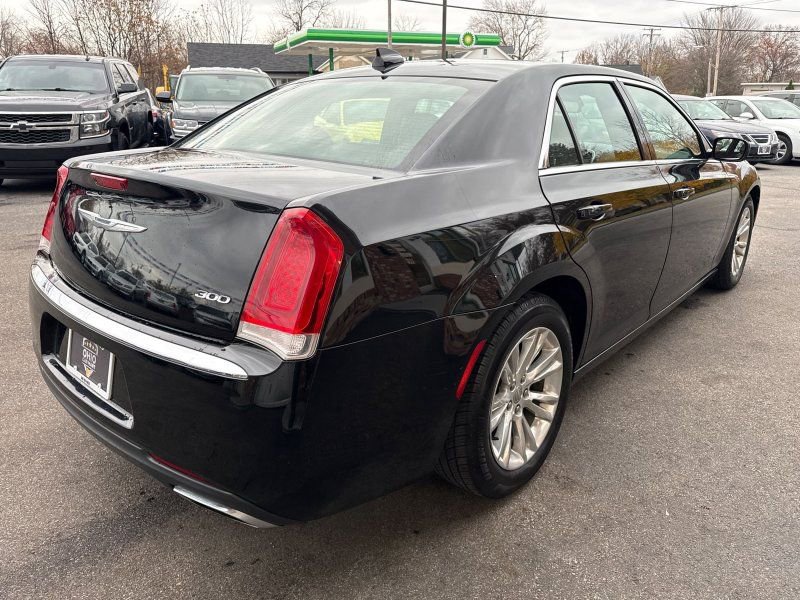 Used 2017 Chrysler 300 Limited image 5