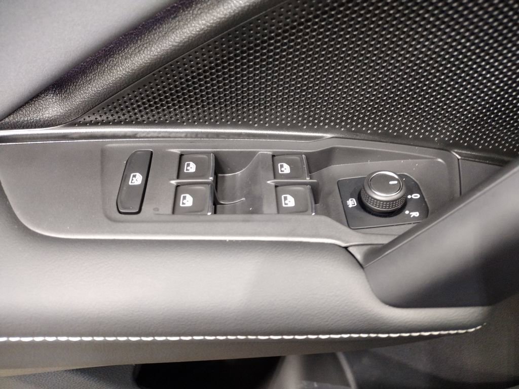 New 2025 Volkswagen Tiguan SE R-Line image 19