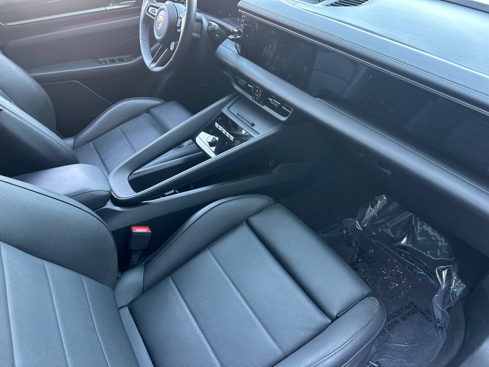 Certified 2025 Porsche Macan Electric RWD image 17
