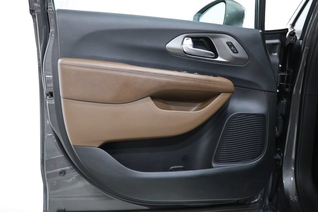 Used 2017 Chrysler Pacifica Limited w/ UConnect Theater Package FWD image 18