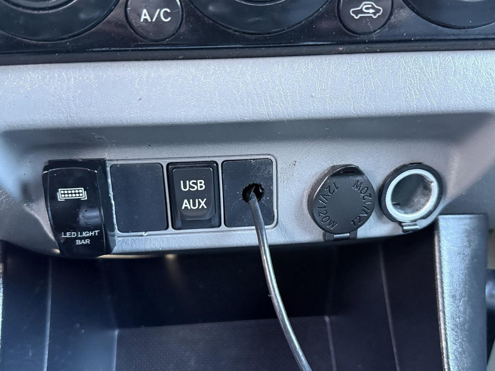 Used 2015 Toyota Tacoma 4x4 Access Cab image 37