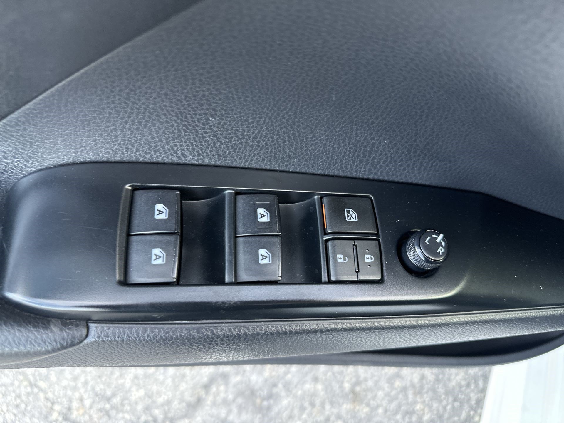 Used 2019 Toyota Camry SE FWD image 15