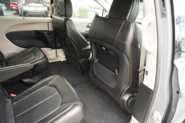 Used 2023 Chrysler Pacifica Touring-L FWD image 16