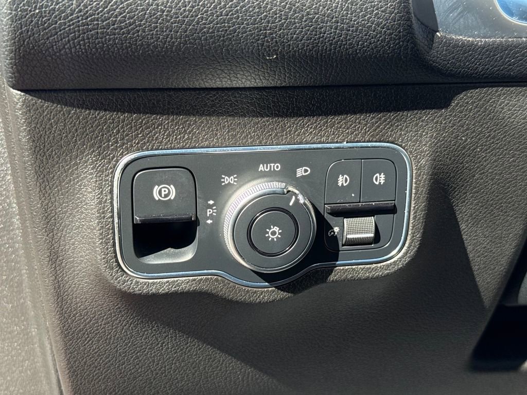 Used 2021 Mercedes-Benz GLB 250 4MATIC image 29