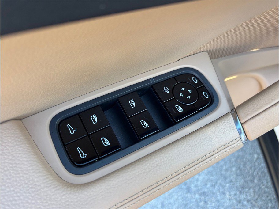 Used 2019 Porsche Cayenne w/ Premium Package AWD/4WD image 24