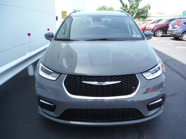 Used 2021 Chrysler Pacifica Touring-L w/ Uconnect Theater Family Group FWD image 6