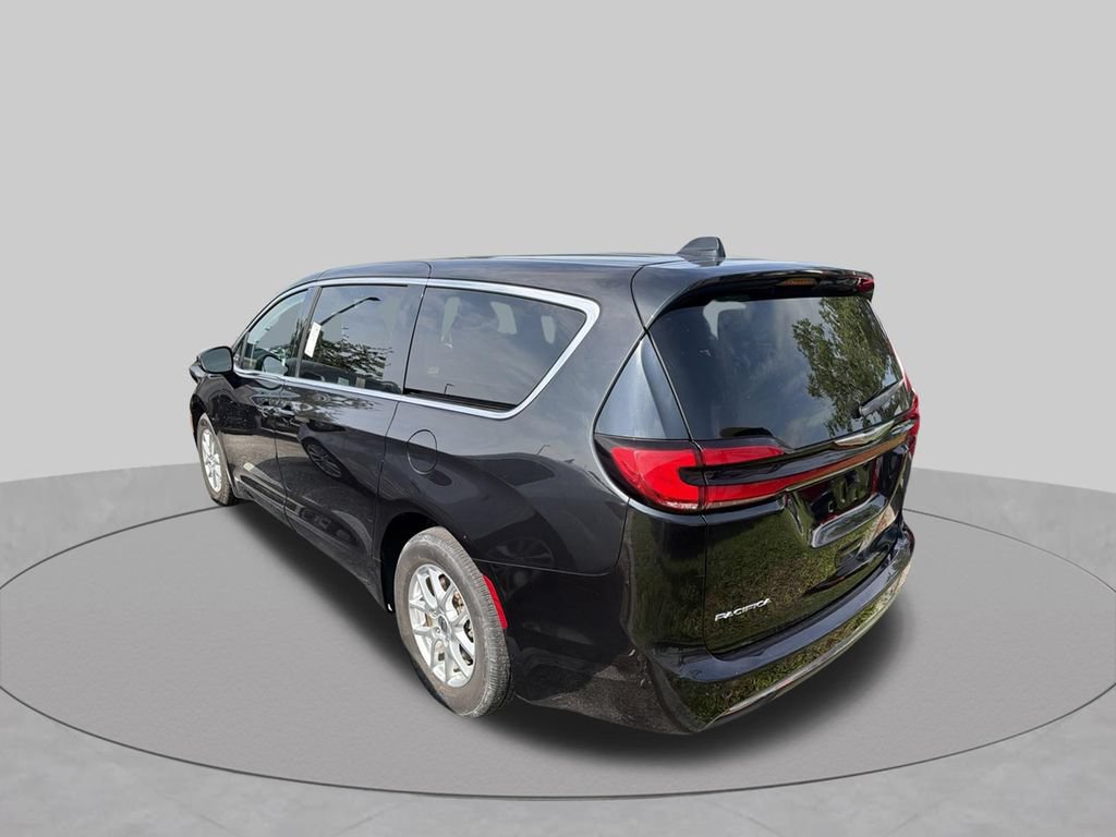 Used 2023 Chrysler Pacifica Touring-L FWD image 10