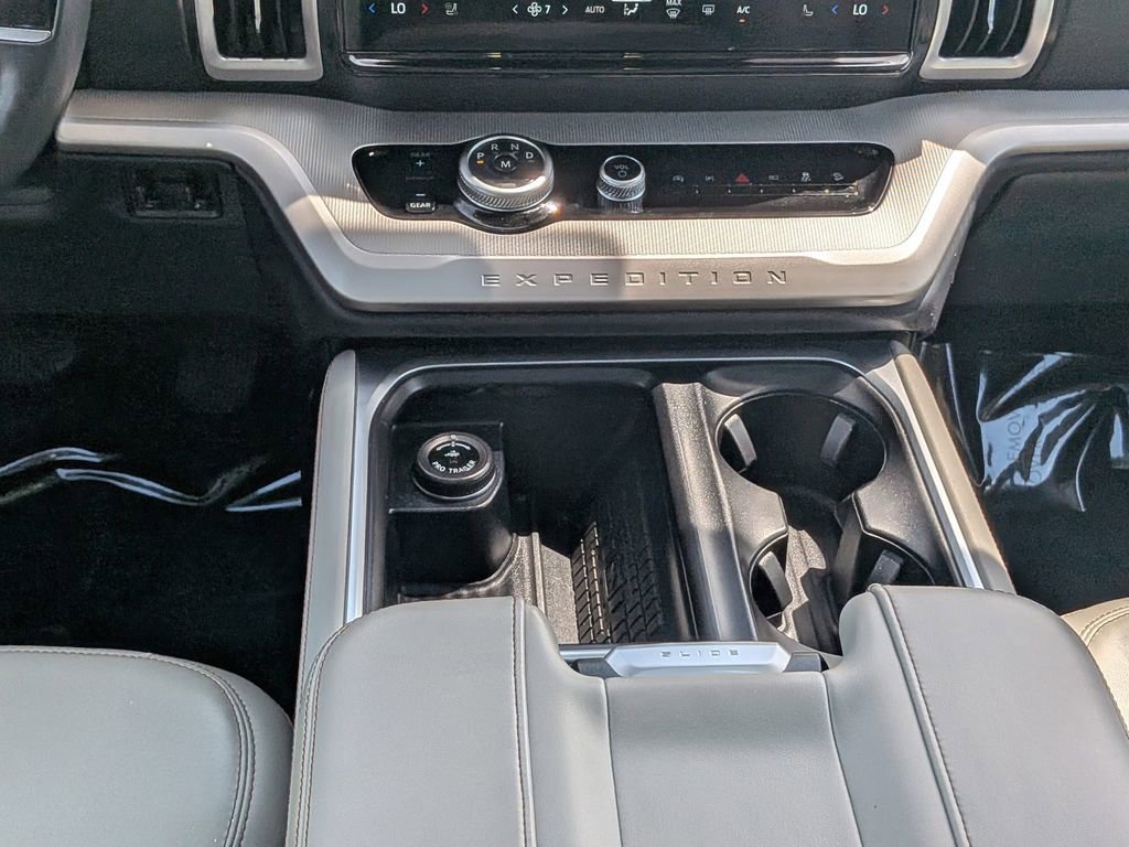 Used 2025 Ford Expedition Active image 19