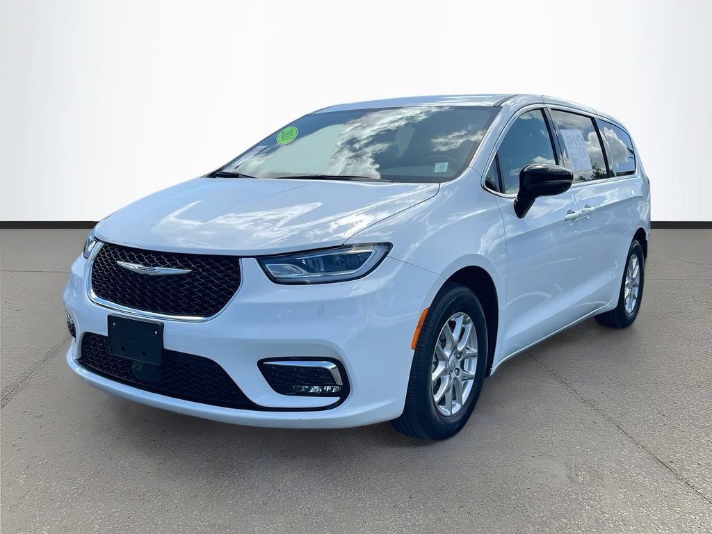 Used 2026 Chrysler Pacifica Select FWD image 3