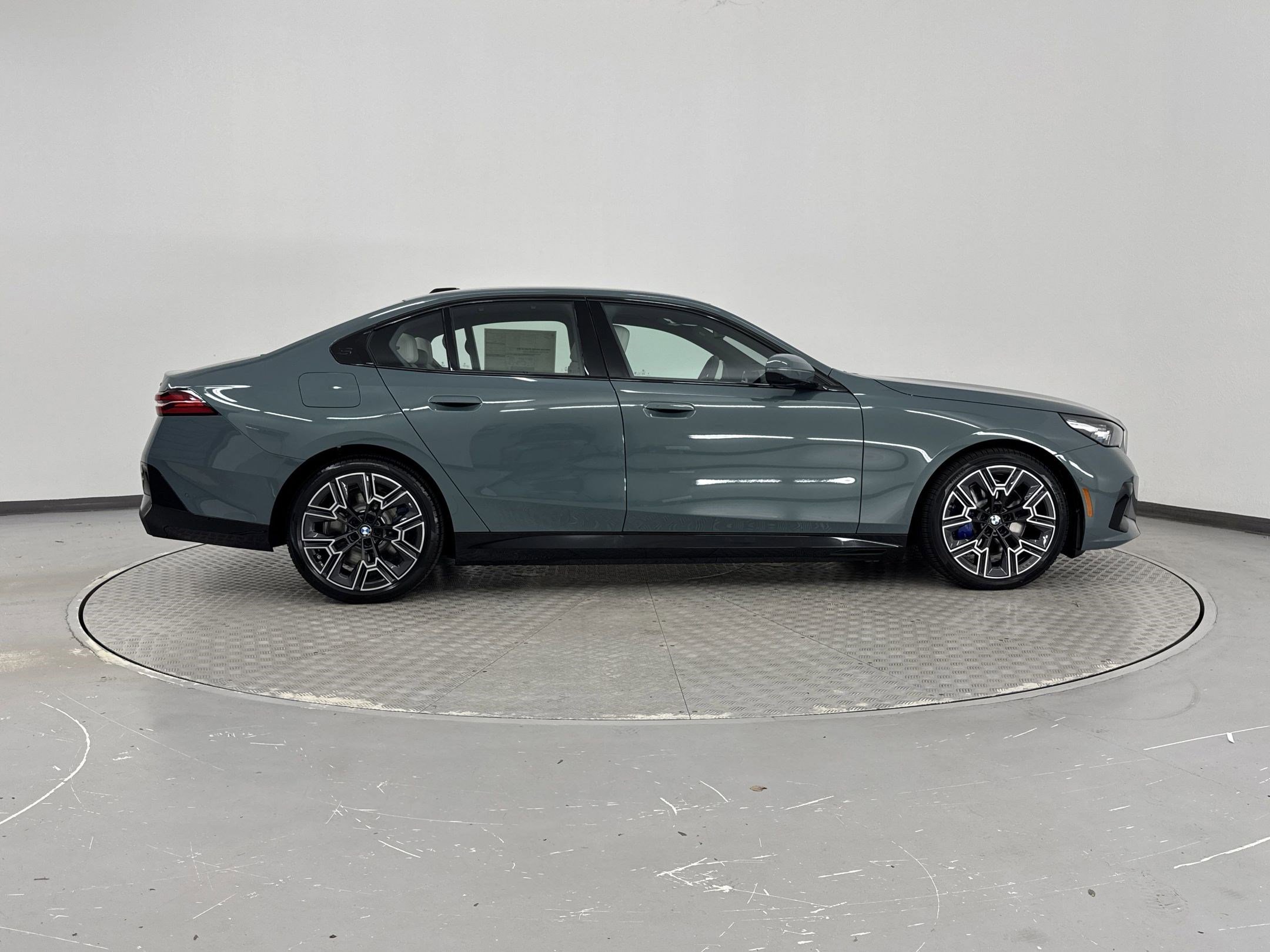 New 2026 BMW 550e xDrive w/ Executive Package image 8