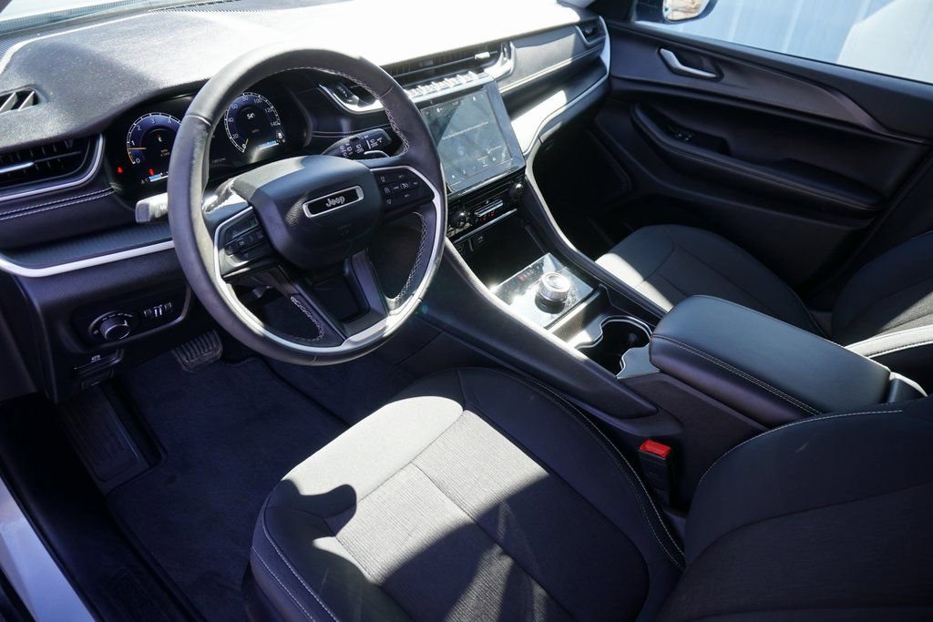 Used 2024 Jeep Grand Cherokee Laredo image 12