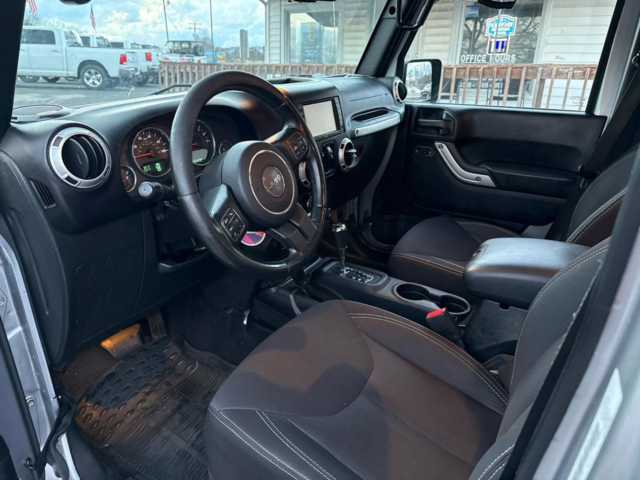 Used 2015 Jeep Wrangler Unlimited Sahara w/ Connectivity Group AWD/4WD image 9