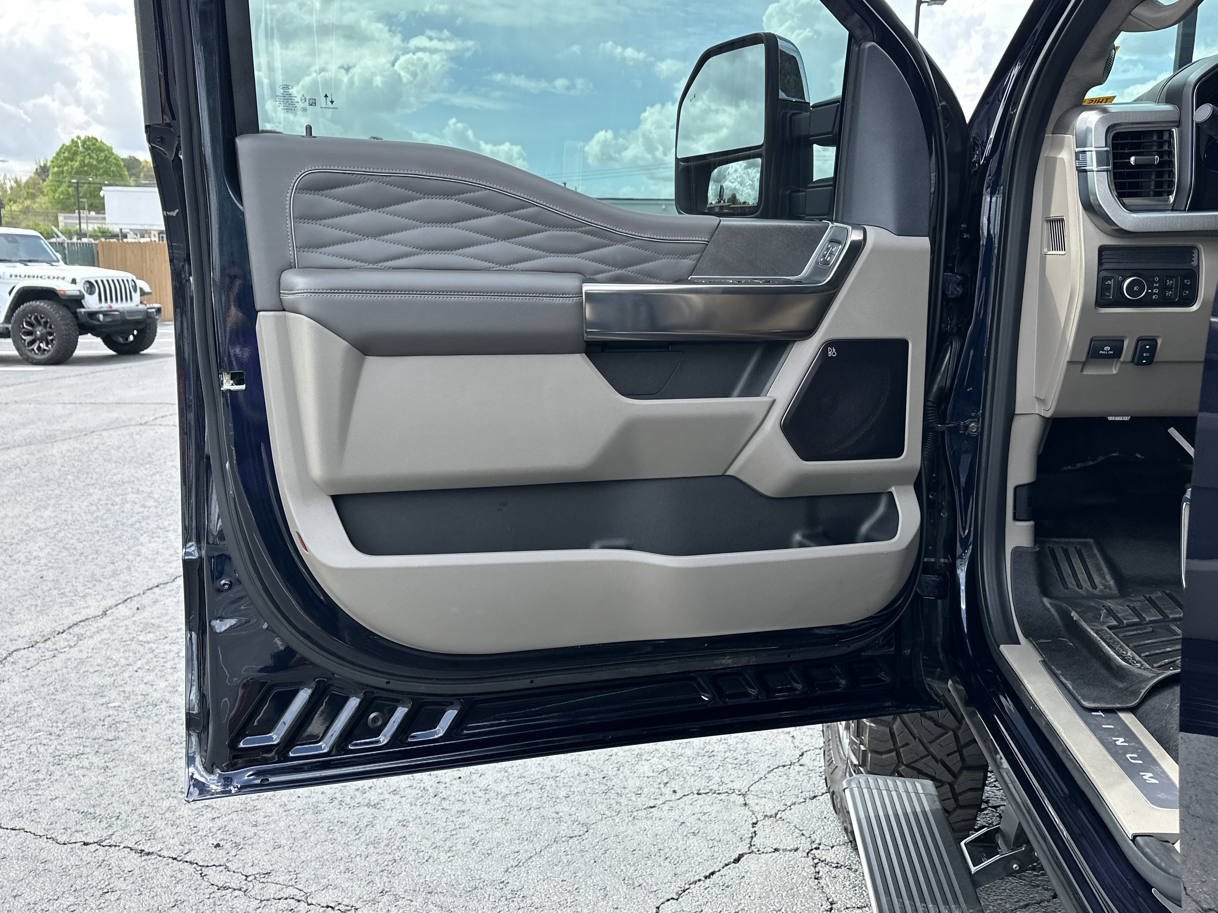 Used 2025 Ford F250 Platinum w/ Platinum Plus Package image 10