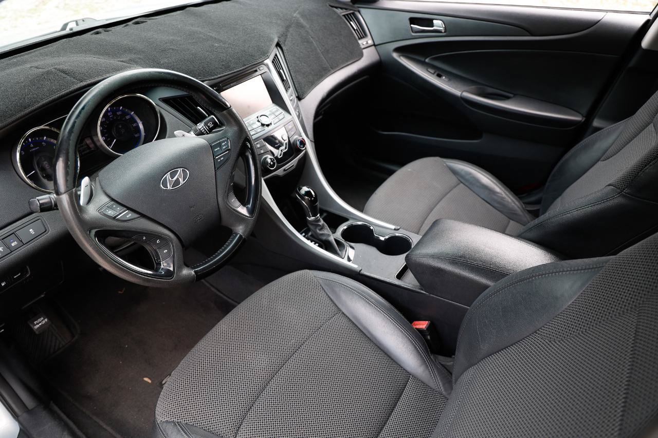 Used 2011 Hyundai Sonata SE w/ Navigation & Sunroof Pkg 4 FWD image 4