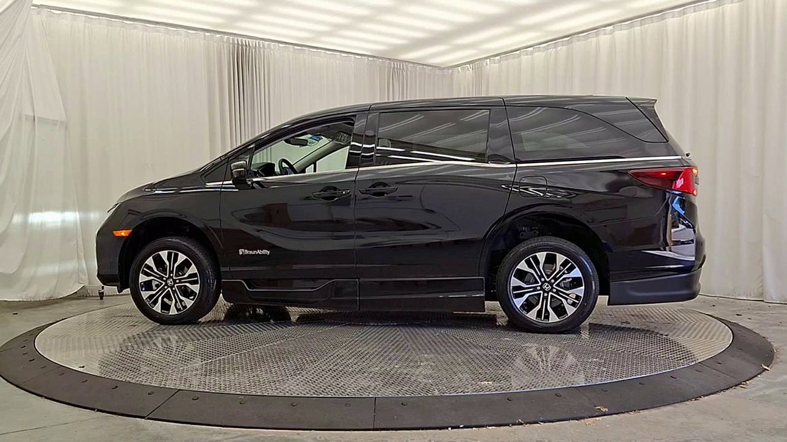 Used 2025 Honda Odyssey Elite image 2