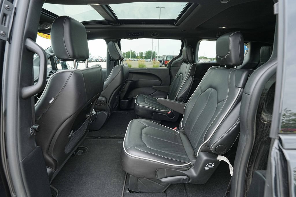 Used 2025 Chrysler Pacifica Limited FWD image 18