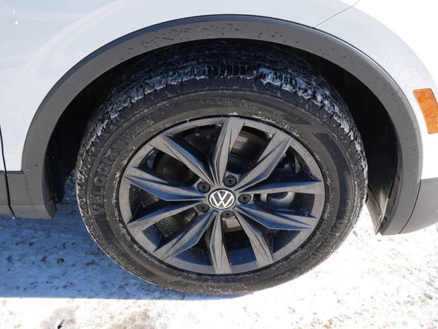 Used 2022 Volkswagen Tiguan SE w/ Panoramic Sunroof Package image 8