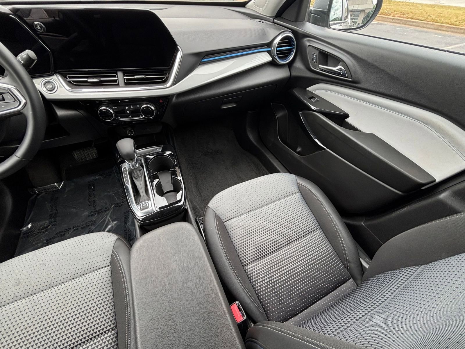 Used 2025 Chevrolet Trax LT w/ LT Convenience Package FWD image 35