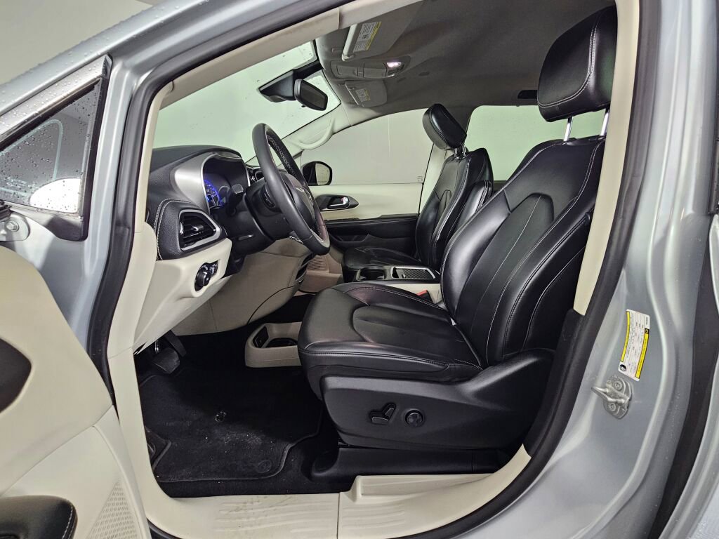 Used 2023 Chrysler Pacifica Touring-L image 20