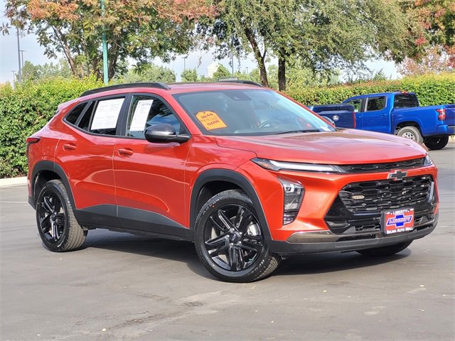 Used 2024 Chevrolet Trax ACTIV w/ Sunroof Package image 2
