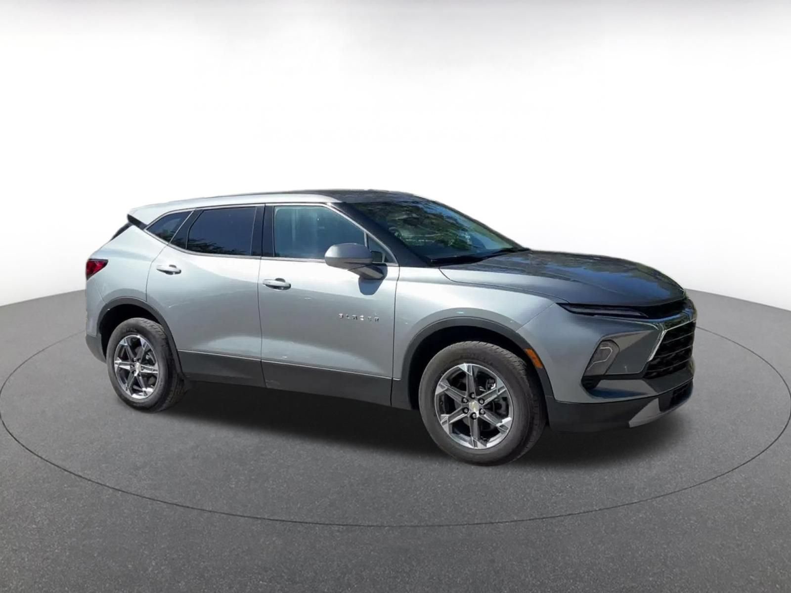 Used 2026 Chevrolet Blazer LT FWD image 2