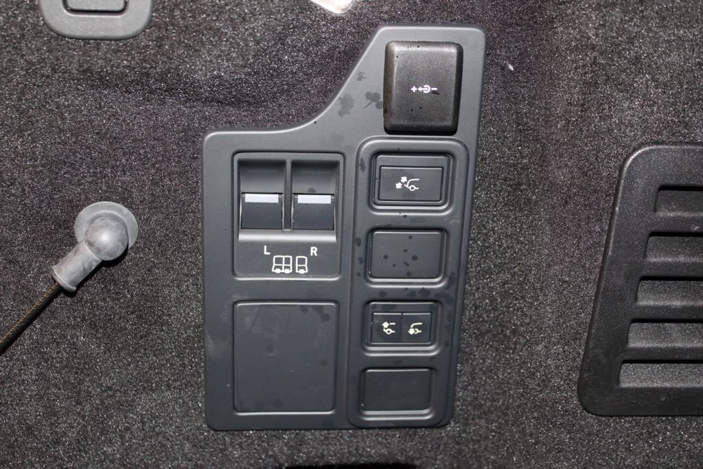 Used 2025 Land Rover Discovery S AWD/4WD image 40