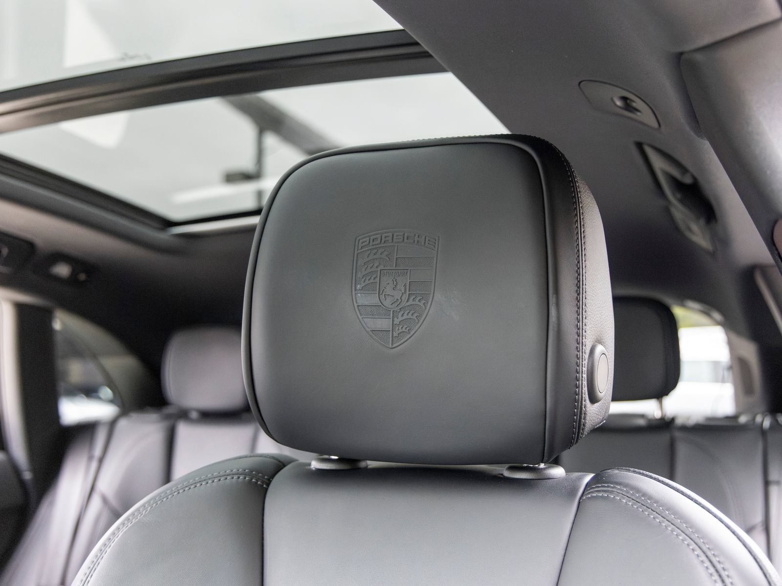 Certified 2026 Porsche Macan AWD/4WD image 33