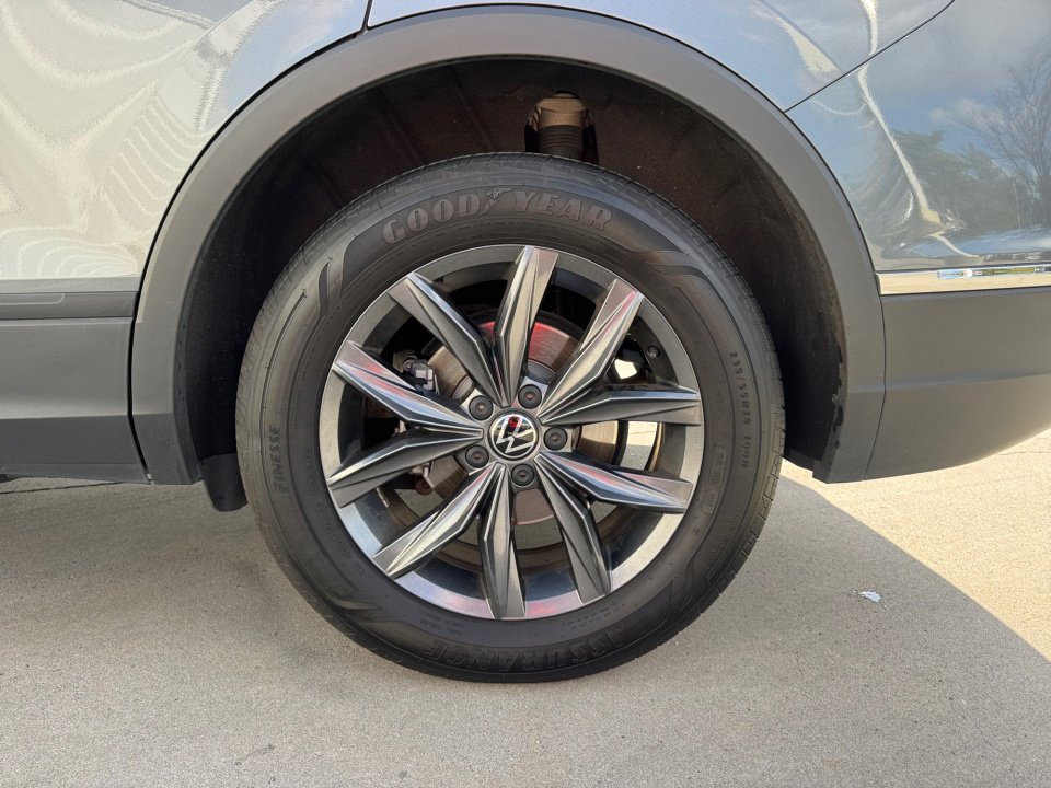 Used 2022 Volkswagen Tiguan SE w/ Panoramic Sunroof Package image 26