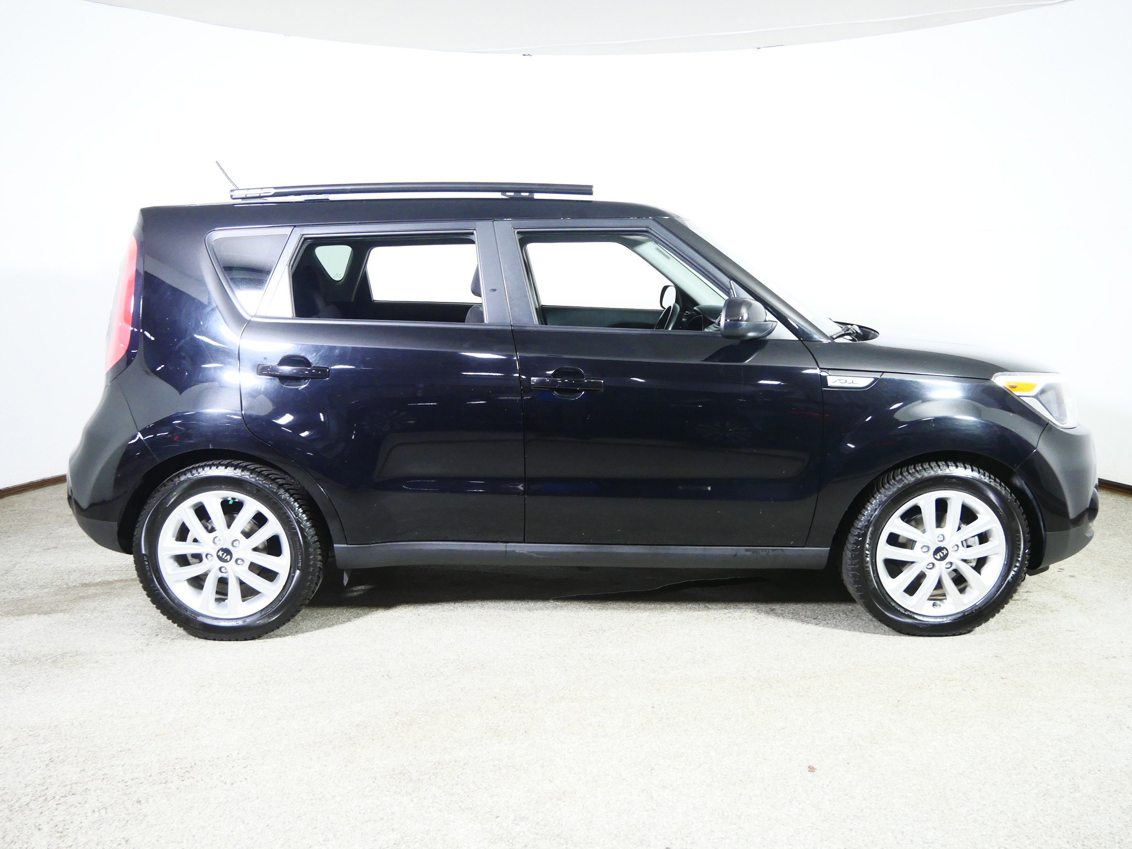 Used 2017 Kia Soul + image 8