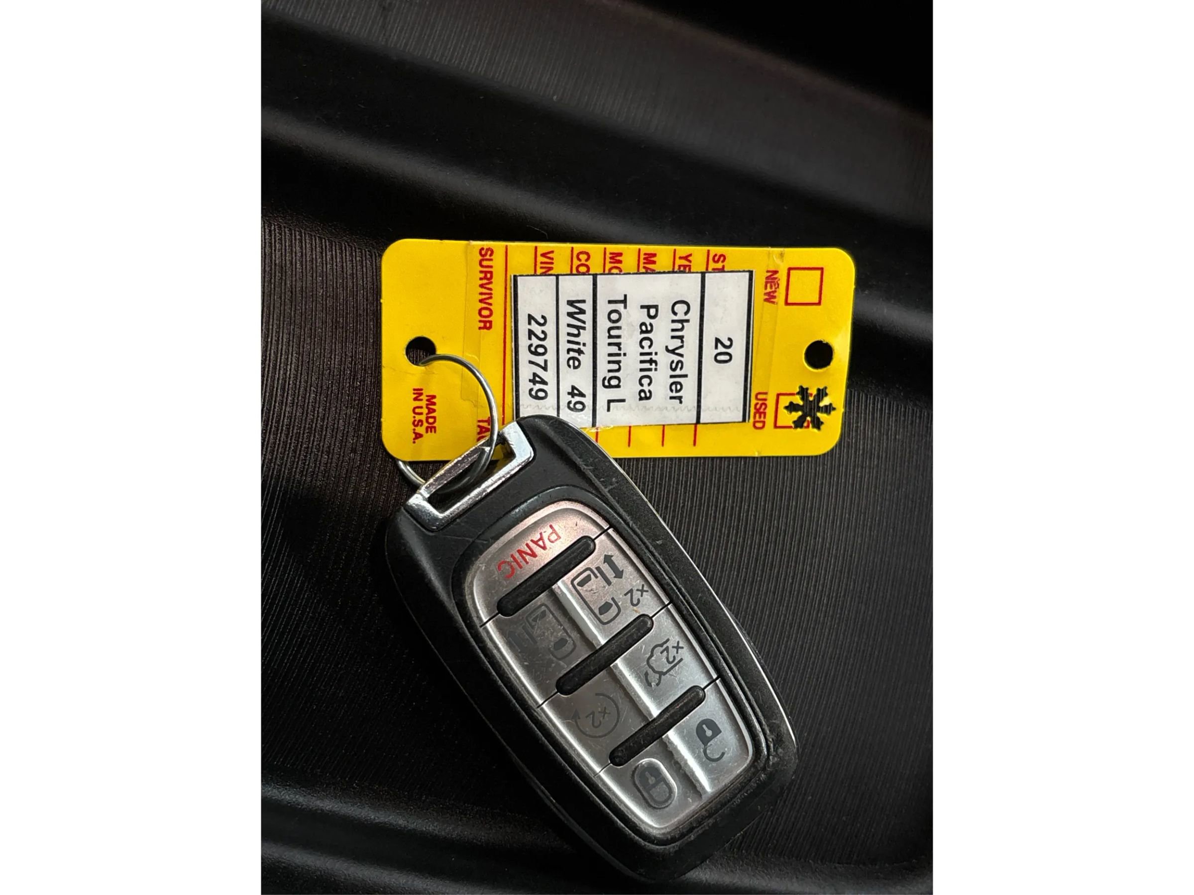 Used 2020 Chrysler Pacifica Touring-L FWD image 38