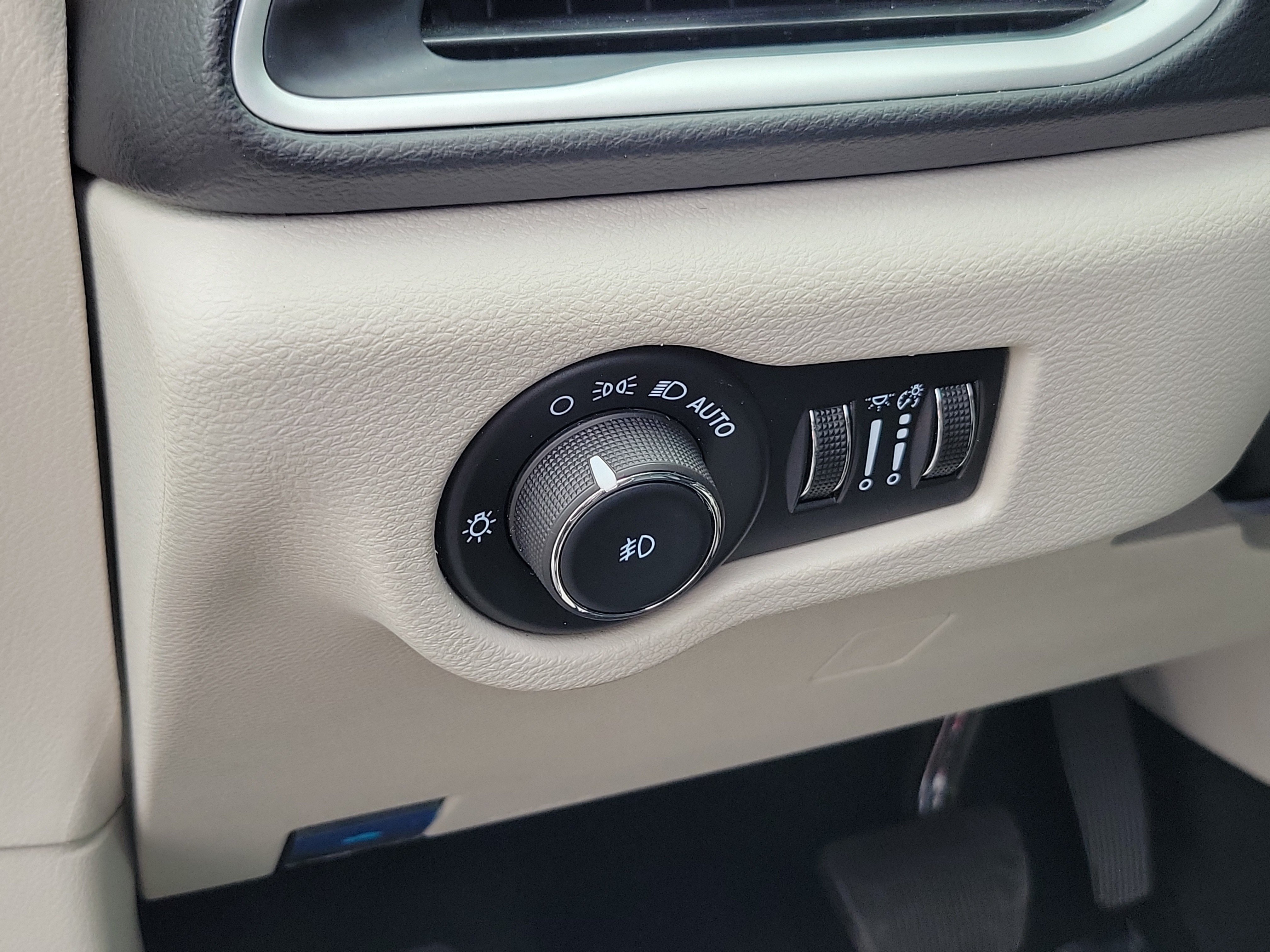 Used 2024 Chrysler Pacifica Touring-L FWD image 17