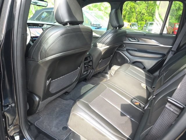 Used 2025 Jeep Grand Cherokee Limited w/ Luxury Tech Group II AWD/4WD image 23