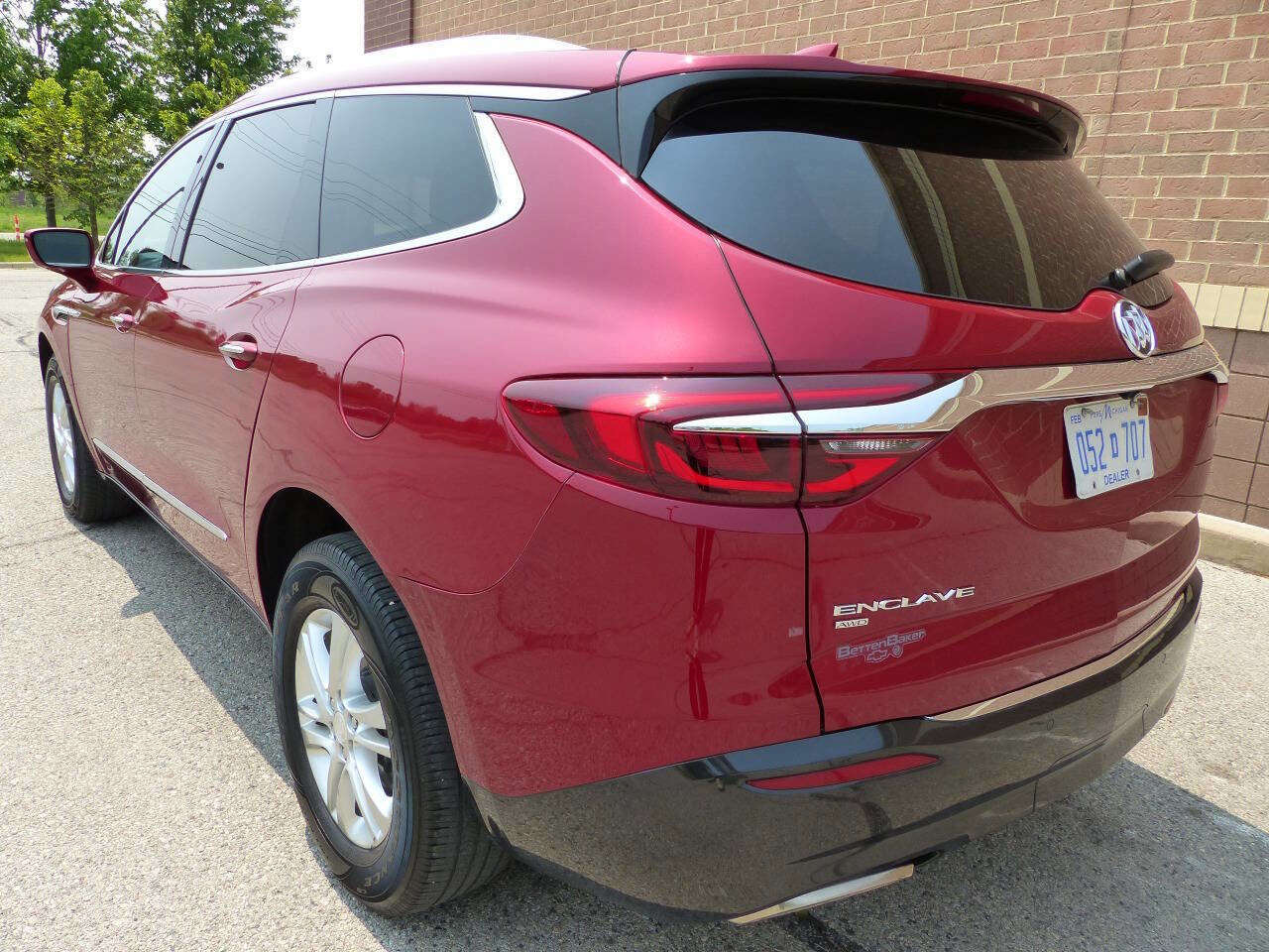 Used 2021 Buick Enclave Essence w/ Sound and Sites Package AWD/4WD image 7