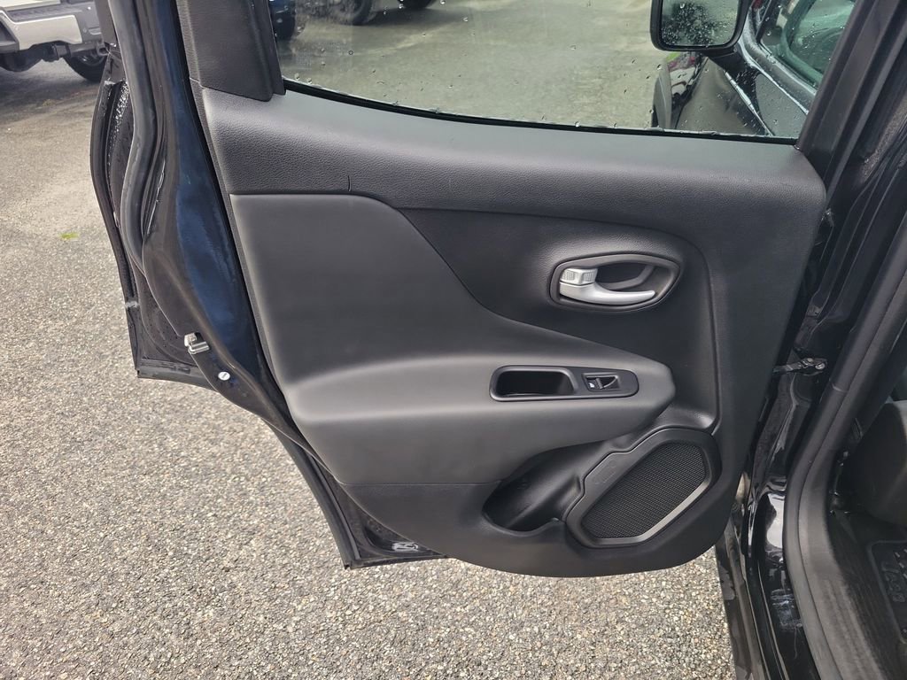 Used 2023 Jeep Renegade Latitude AWD/4WD image 31
