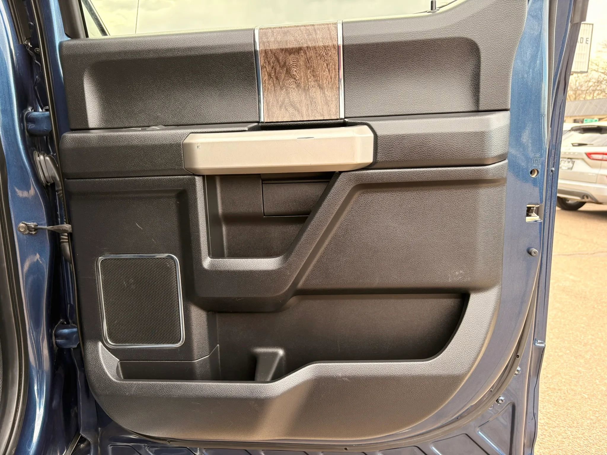 Used 2017 Ford F250 Lariat w/ Chrome Package image 9