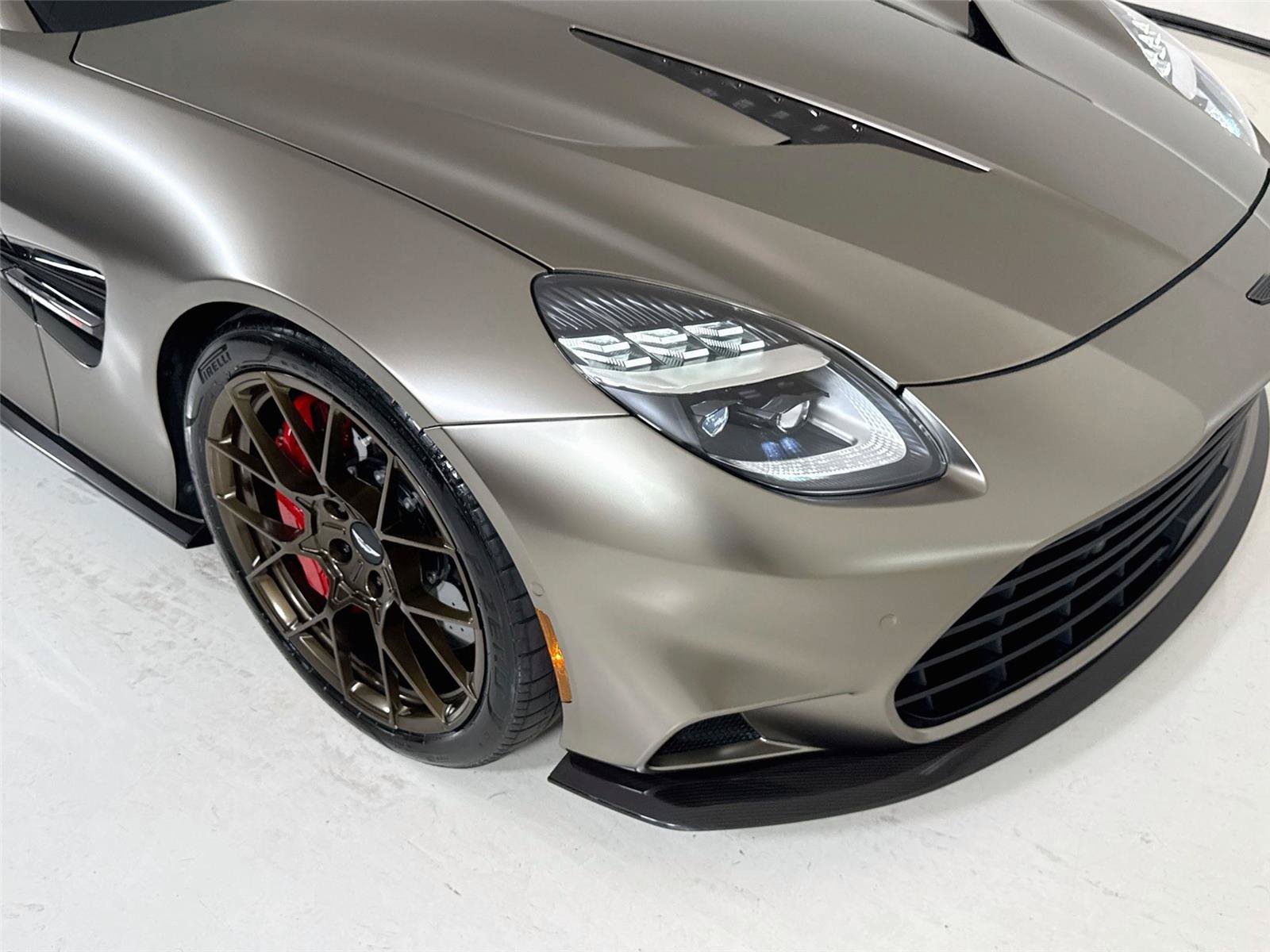 Used 2025 Aston Martin Vanquish RWD image 30