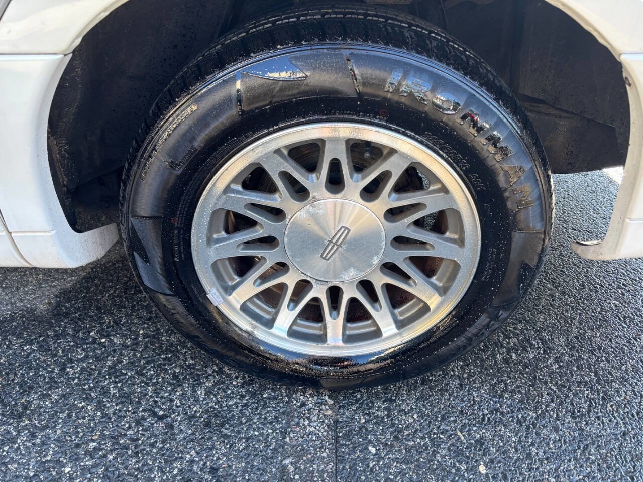 Used 2000 Lincoln Town Car Signature image 9