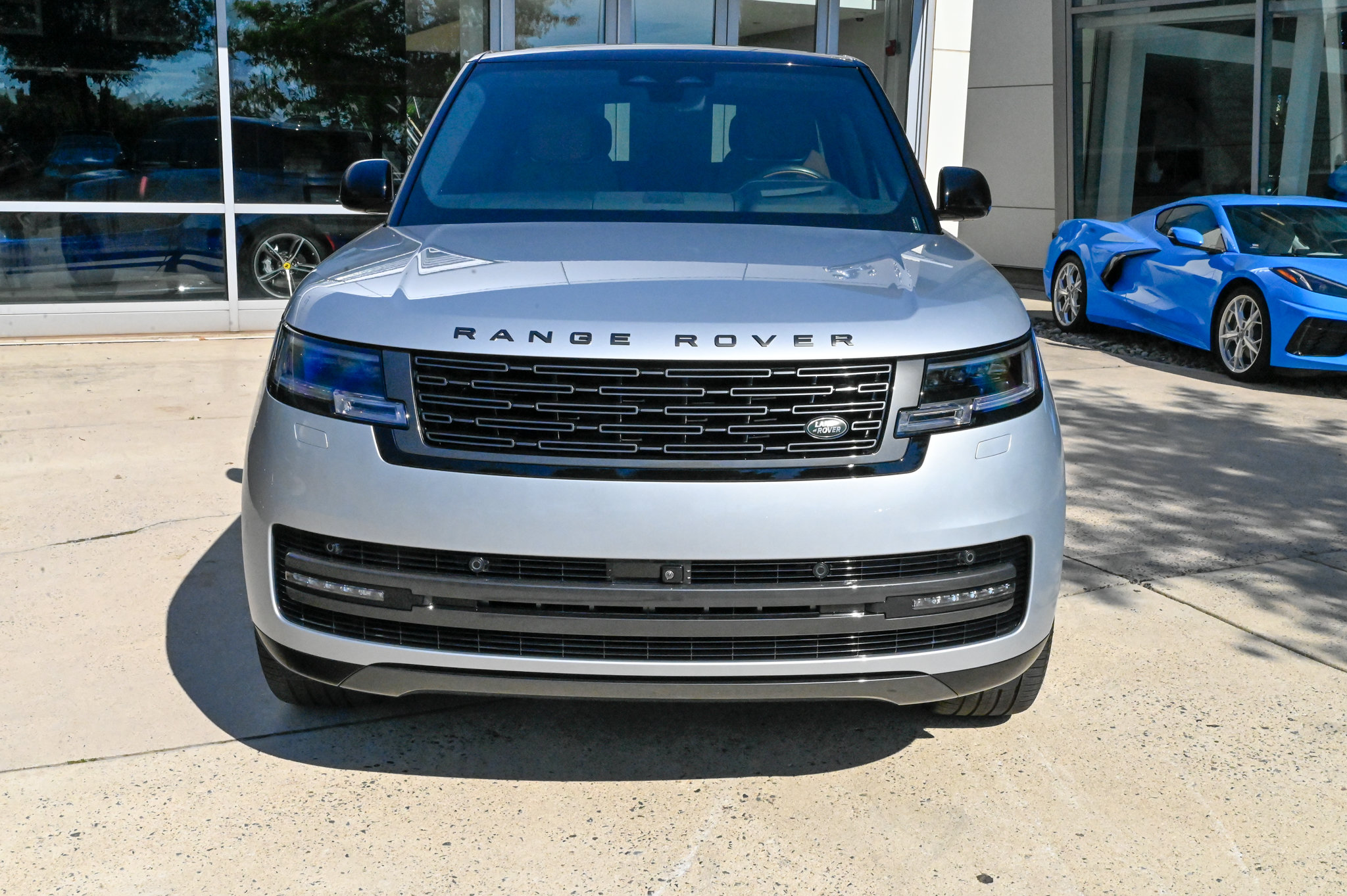 Used 2025 Land Rover Range Rover SE AWD/4WD image 2