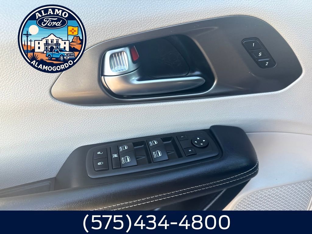 Used 2023 Chrysler Pacifica Touring-L w/ Uconnect Theater Family Group image 3