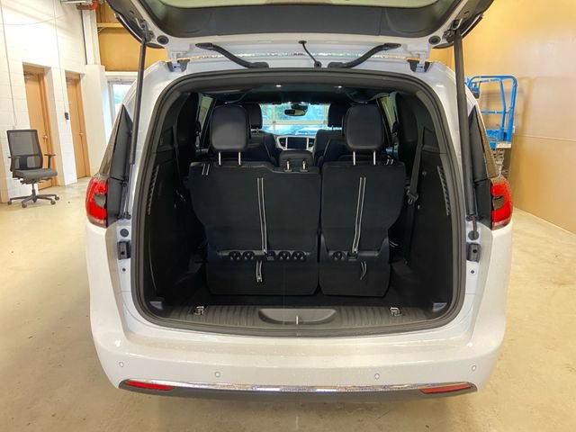 New 2026 Chrysler Pacifica Select image 18