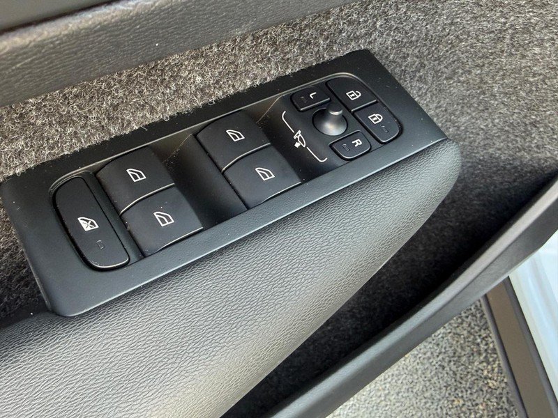 Used 2026 Volvo XC40 B5 Plus AWD/4WD image 16