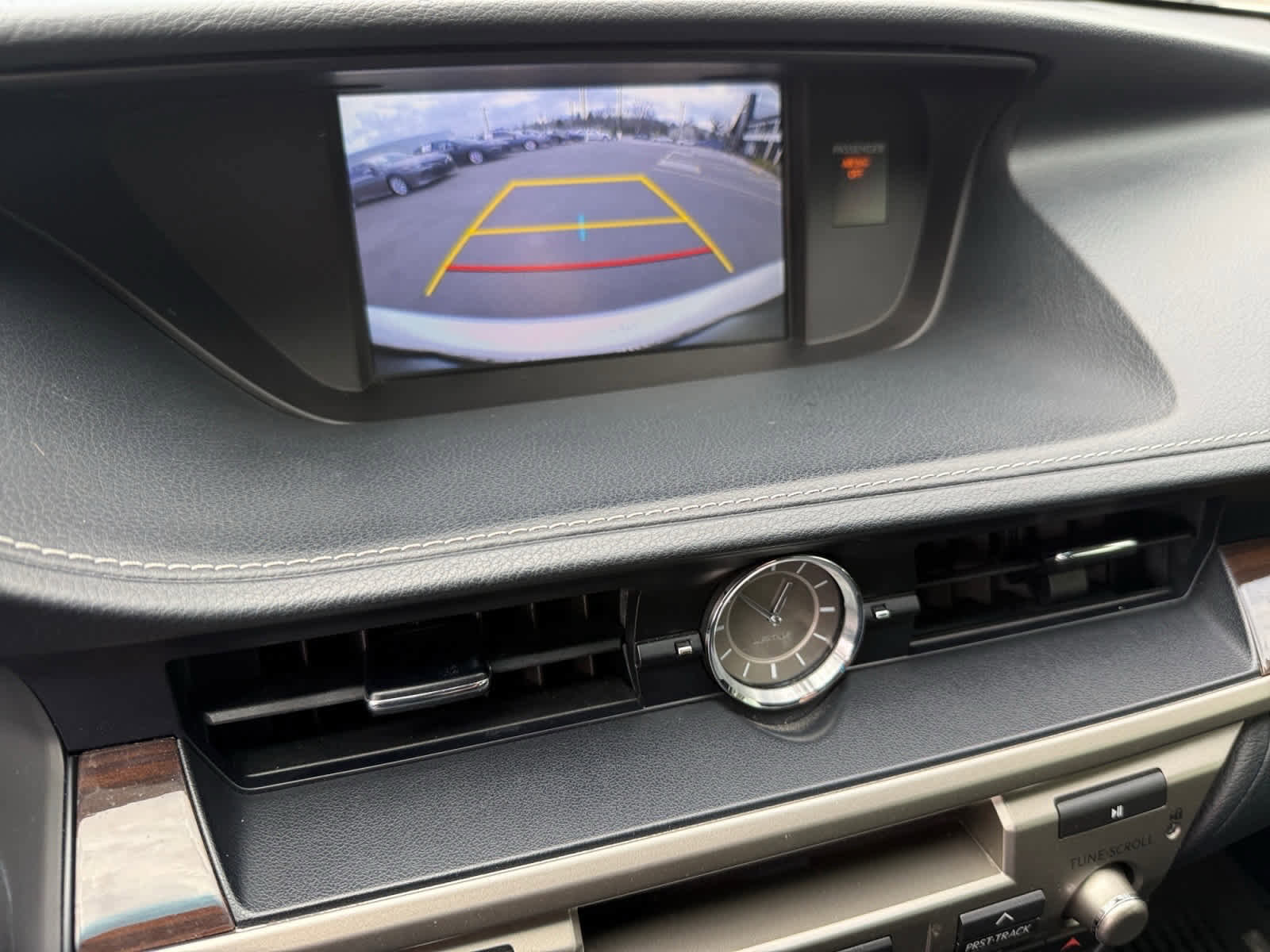 Used 2016 Lexus ES 300h w/ Navigation System Package image 18