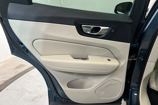 Used 2021 Volvo XC60 T6 Momentum image 18