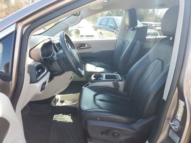 Used 2017 Chrysler Pacifica Touring-L Plus w/ Tire & Wheel Group image 13