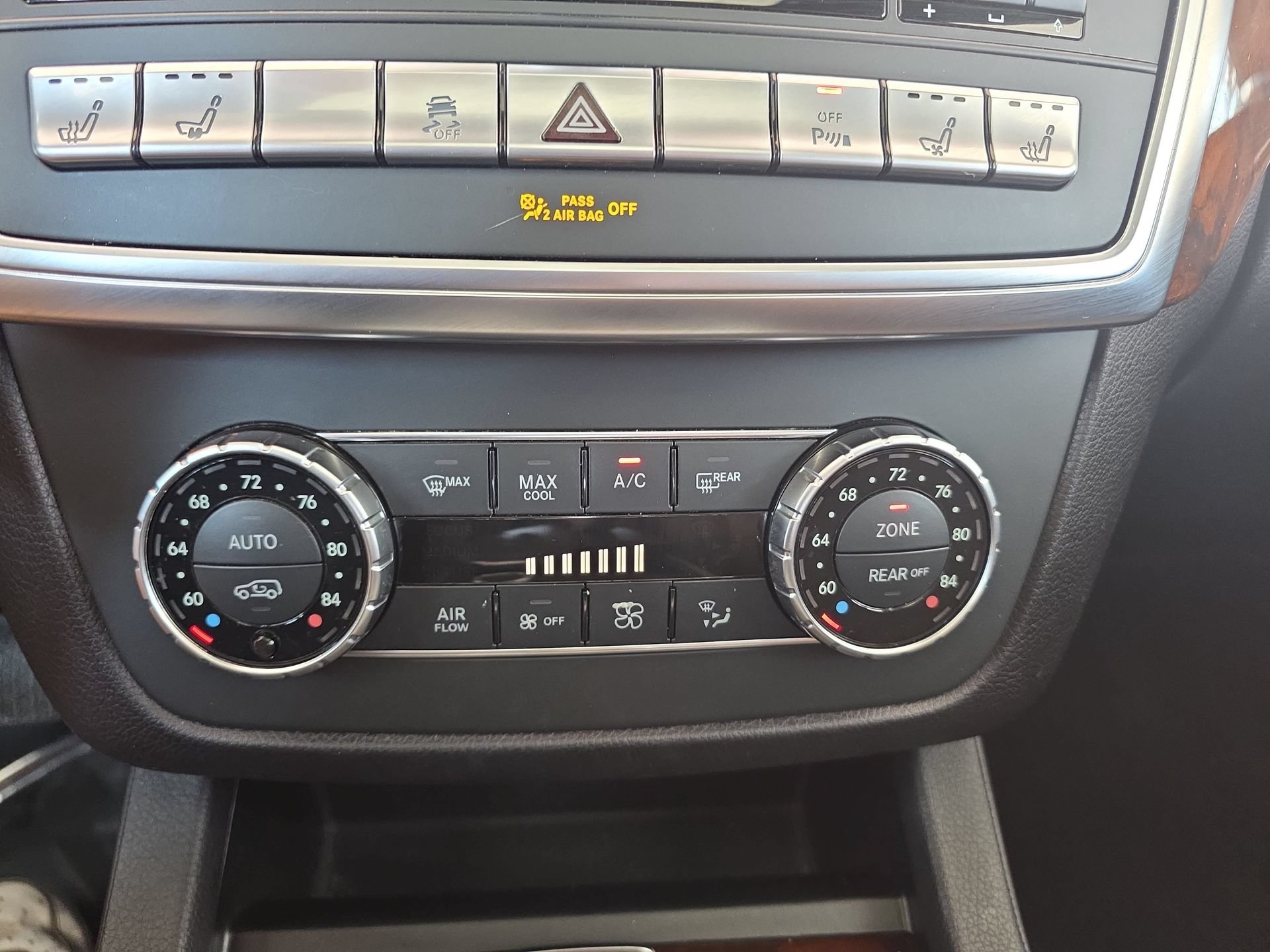 Used 2015 Mercedes-Benz GL 550 4MATIC image 24