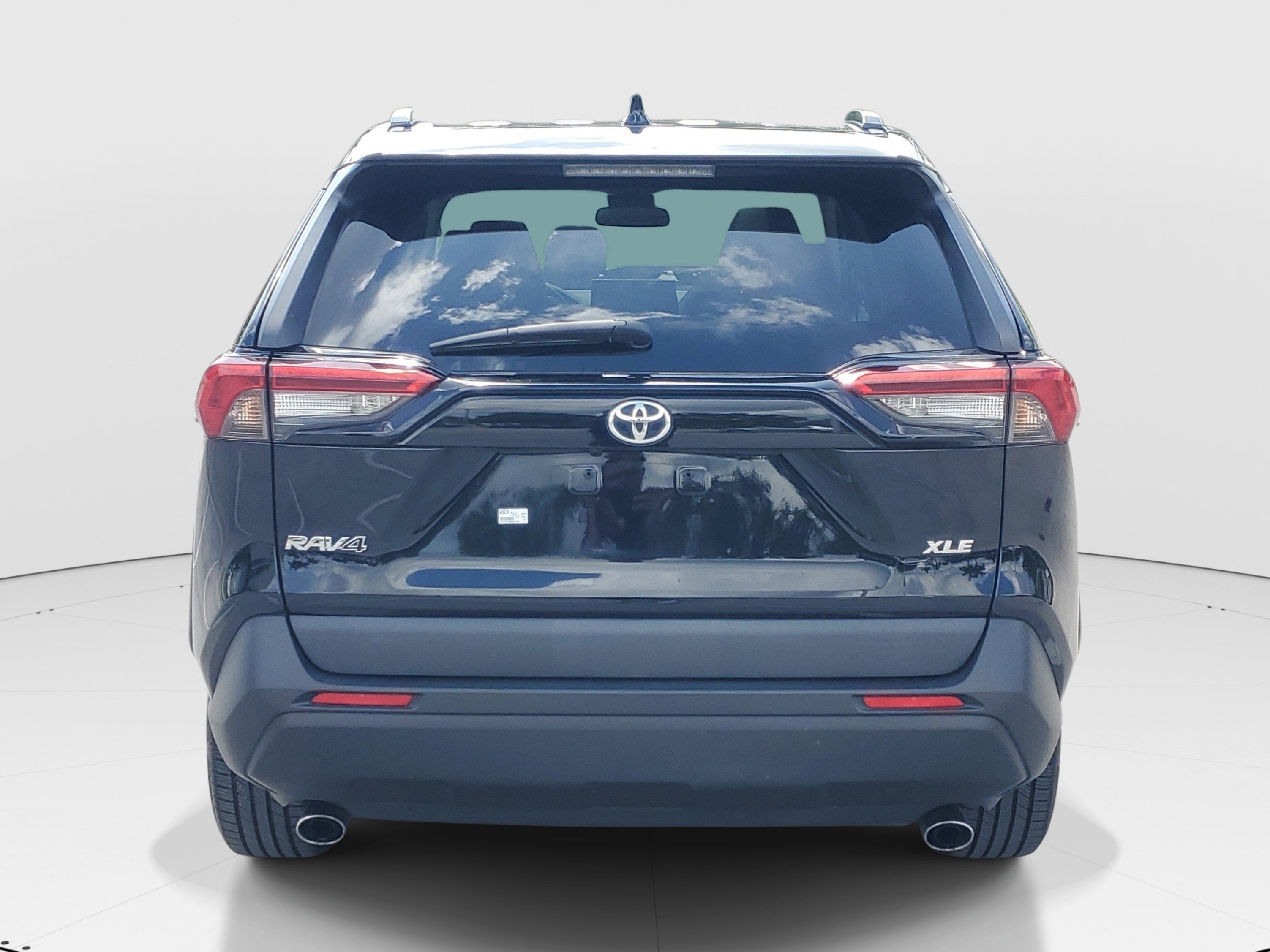 Used 2021 Toyota RAV4 XLE Premium FWD image 4