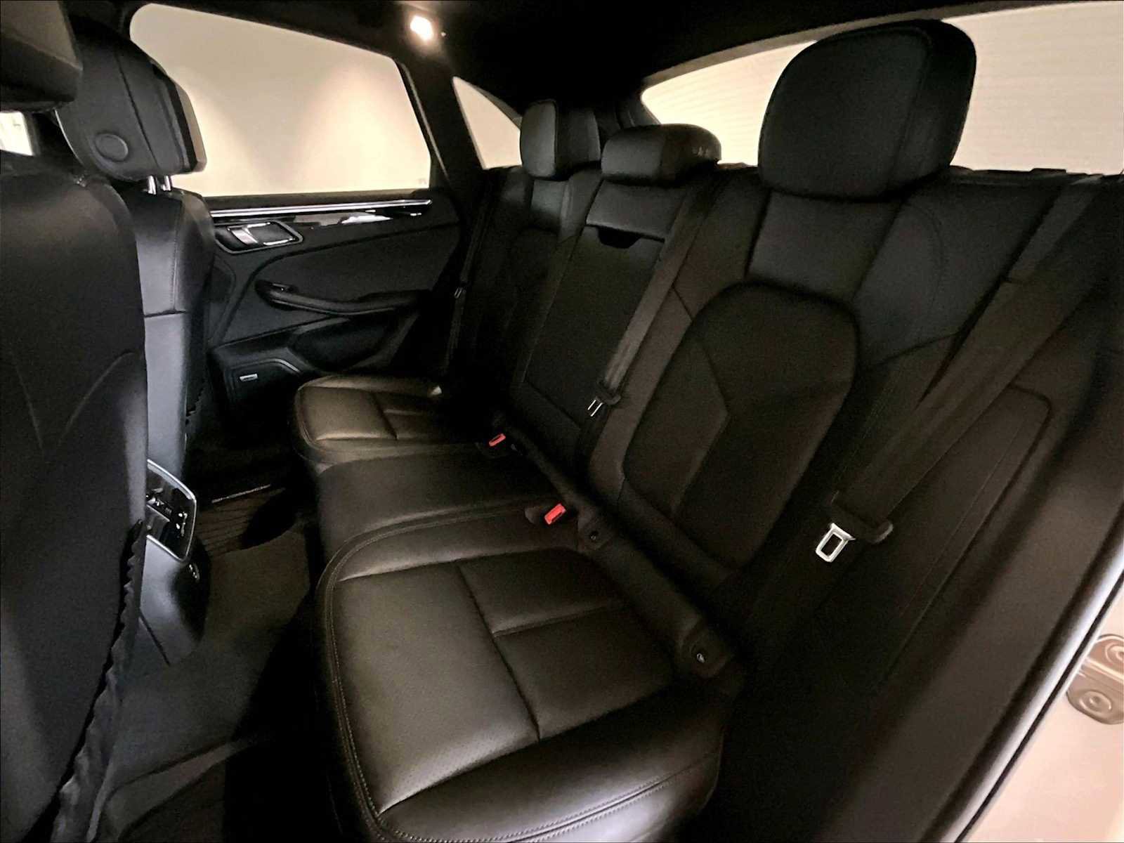 Used 2025 Porsche Macan image 30